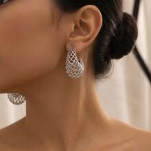 1 Pair Women's Luxury Hollow Metal Water Drop Earrings, Vintage Gold Striped Design, Exaggerated Style Suitable For Commute, Evening Party And Daily Wear, Elegant - Silver - View 4