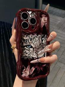 1 قطعة بطانية هاتف TPU بإطار متموج باللون العنابي، تصميم طباعة رأس نمر وزهور الزنبق ذات اللون الداكن، إطار عدسة الكاميرا المرتفع مضاد للسقوط، بطانية واقي ناعم، أسلوب عتيق بارد، إكسسوار موضة يومي خيار هدية، متوافق مع 16 Pro Max و16 و16 Pro و16 Plus و14 Pro Max و17 و17 Pro و17 Pro Max، هدية رومانسية للصديقة - الاحمر - مشاهدة 2