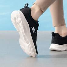 Skechers 女士飛織輕量休閒跑步鞋輕便防滑日常運動休閒鞋 - 黑色 - 查看 5