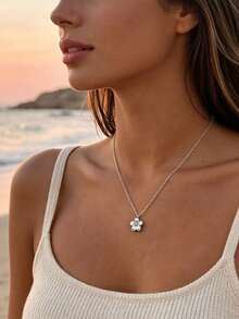 Vintage 5-Petal Flower Gold Collarbone Necklace For Women, 3D Small Flower Pendant Thin Necklace, Minimalist Versatile Beach Vacation Style Accessory, Gentle Luxury Niche Design, Enhances Collarbone Line, Suitable For Daily Commute And Date, Perfect Exquisite Gift For Girlfriend And Best Friend - Petal Necklace - View 3