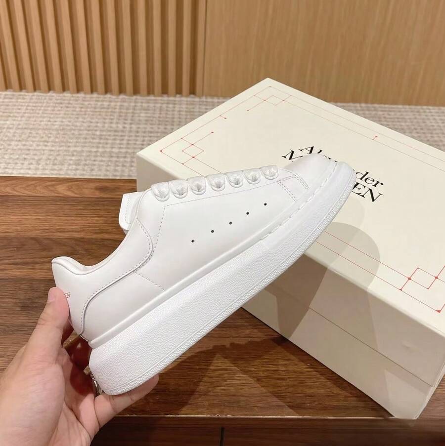 White MQ Wedge Sneakers With Black Heel Panel – Oversized Style Sneakers For Women And Men - 白色尾巴 - 查看 1