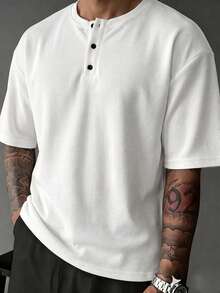 1件灰色亨利領短袖男士 Polo 衫 T-shirt，鈕扣門襟華夫格紋理，輕量透氣舒適，可機洗，美式街頭極簡休閒風，適合夏季日常通勤與休閒穿著 - 白色 - 查看 2
