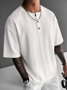 1件灰色亨利領短袖男士 Polo 衫 T-shirt，鈕扣門襟華夫格紋理，輕量透氣舒適，可機洗，美式街頭極簡休閒風，適合夏季日常通勤與休閒穿著 - 白色 - 查看 3