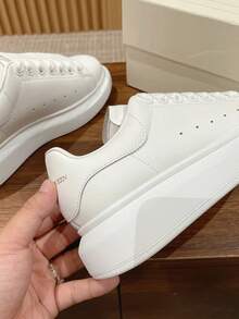 White MQ Wedge Sneakers With Black Heel Panel – Oversized Style Sneakers For Women And Men - 白色尾巴 - 查看 7