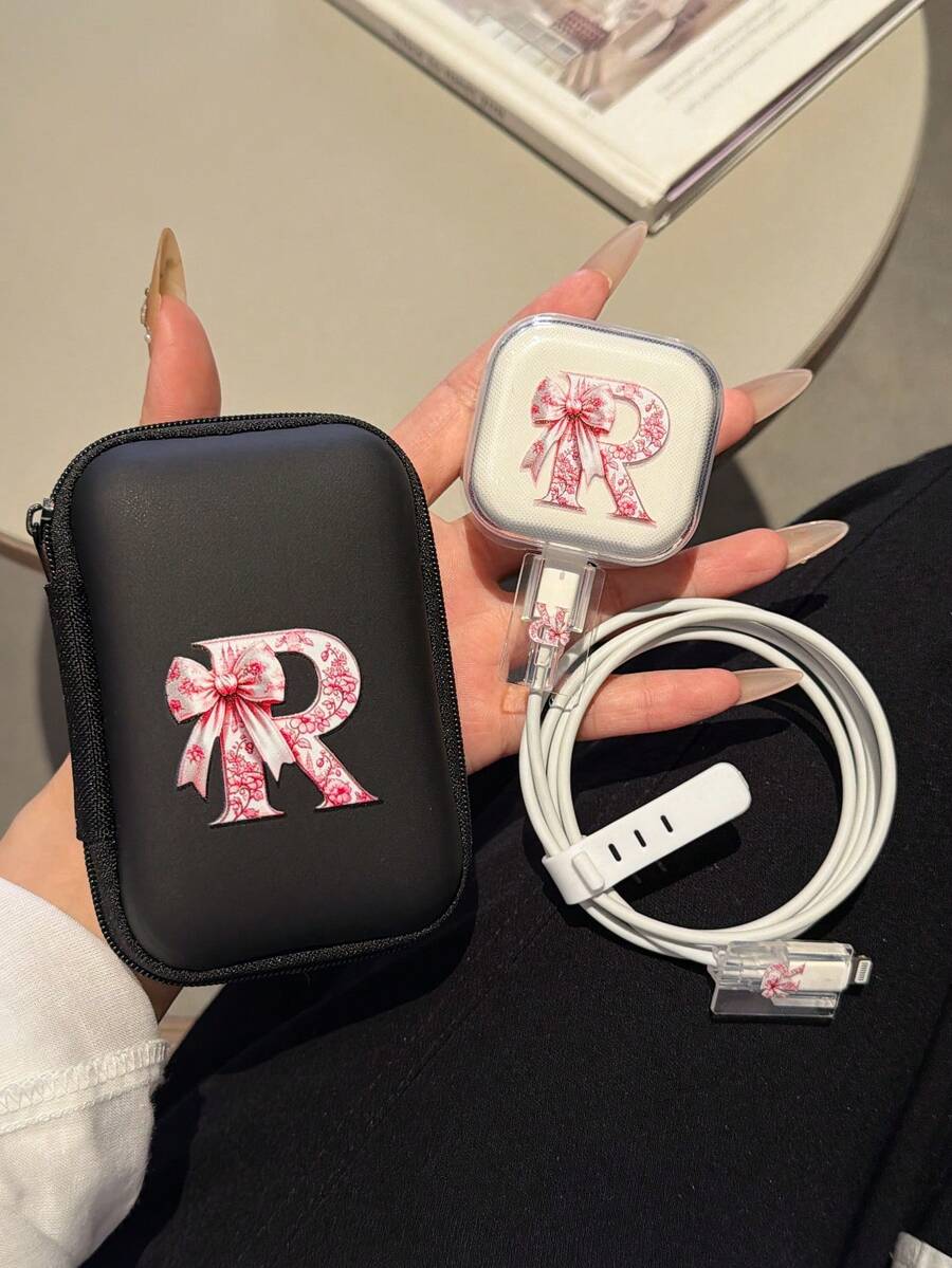 英規 20W 充電器收納包與保護殼套組(1 個線材收納包 + 1 個充電頭保護殼 + 2 個線材接頭保護帽 + 1 個束線帶)UV 列印蝴蝶結與 26 個字母圖案,適用於英規 20W Apple 快充充電器 - 彩色 - 查看 1
