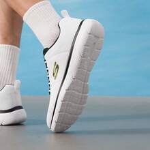 Skechers Sepatu lari dan sepatu kasual olahraga pria one-piece berbahan flyknit yang bernapas dan bersol lembut, memberikan bantalan untuk penggunaan sehari-hari. - Putih - View 4