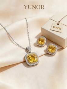 1 Peça Colar Pingente de Diamante Amarelo de Luxo em Prata Esterlina 925 com Halo Duplo, Pedra Principal em Corte Almofadado com Diamantes Brancos Pavê em Camada Dupla, Design de Diamante Amarelo Almofadado Quadrado, Contraste de Borda em Ouro e Prata em Tom Duplo, Montagem com Garras, Acessório de Zircônia Cristal Amarela Cintilante, Corrente de Clavícula para Uso Diário Feminino, Adequado para Encontros, Festas, Presente de Aniversário, Joia de Luxo de Alta Qualidade do , Acessório Versátil para Camadas, Acessório para Looks de Férias, Decoração de Pescoço de Nicho de Alta Qualidade Europeu e Americano, Colar Pingente de Prata Hipoalergênico - Conjunto quadrado com pedras preciosas amarelas - Visão 2
