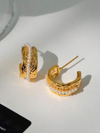 1 Pair Wrinkled Texture Gold C-Hoop Pearl Earrings, Luxury High-End Niche Design, Crushed Pearl Hoop Earrings, Commute Versatile Vintage Elegant Face-Slimming, 18K Gold Plated Unique Design, Gentle French Style Earrings Suitable For Women's Daily Wear And Office Commute