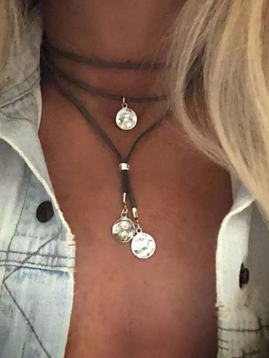 1 Peça Colar Feminino em Formato de Y, Colar com Pingente Redondo Plissado com Estampa Vintage em Couro PU Artificial e Tecido de Veludo, Colar Ajustável Multicamadas Adequado para Uso Diário, Festa, Férias, Corrente de Suéter de Outono, Acessório de Colar Adequado para Uso o Ano Todo - Preto - Visão 1