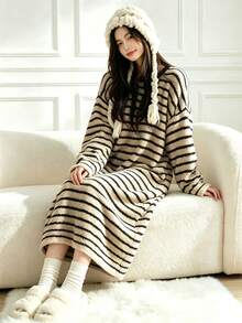 Bộ đồ ngủ mặc nhà nữ bằng nỉ flannel phong cách thường ngày, chủ đề Valentine, cổ tròn dễ thương, kẻ sọc phối màu tương phản, tay dài, váy ngủ choàng, đơn giản, dày dặn, cho mùa xuân thu đông, 1 món - Đen và trắng - Xem 5