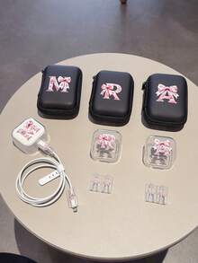 英規 20W 充電器收納包與保護殼套組（1 個線材收納包 + 1 個充電頭保護殼 + 2 個線材接頭保護帽 + 1 個束線帶）UV 列印蝴蝶結與 26 個字母圖案，適用於英規 20W Apple 快充充電器 - 彩色 - 查看 2