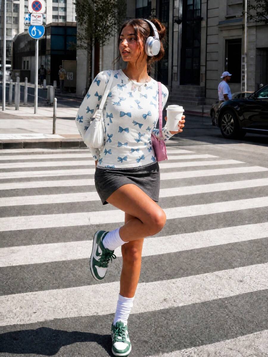 1件女款全身蝴蝶結印花修身短款長袖上衣,清新甜美圓領短版T恤,適合校園、通勤與下午茶造型 - 白色 - 查看 1