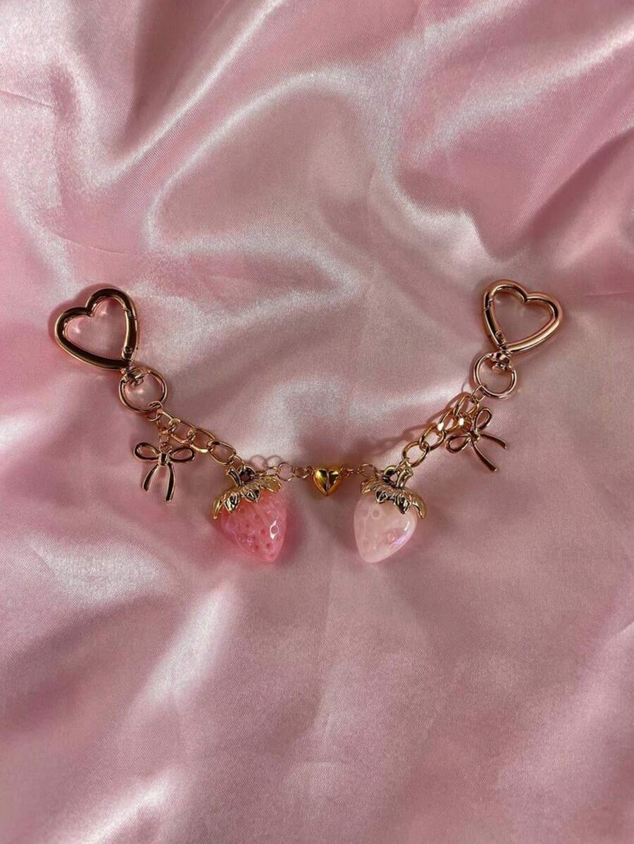 Accessoire de chaîne de breloque de sac fraise douce, pendentif de chaîne à nœud avec fermoir mousqueton en forme de cœur, style esthétique rose mignon, accessoire de sac à dos et de sac à main pour filles, porte-clés exquis, pendentif fraise en résine transparente avec décoration de nœud, palette de couleurs rose doux, peut décorer les sacs à main, les sacs bandoulière, les sacs à dos, très accrocheur en tant que breloque de sac, convient pour les cadeaux de couple, les cadeaux d'anniversaire, les cadeaux de fête, les charmes de sac à dos, les cadeaux de remise de diplôme, les accessoires quotidiens, la décoration de la maison, les cadeaux pour les meilleures amies