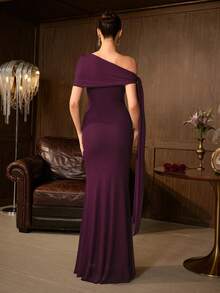 Gaun Malam Formal Panjang Pas Badan Elegan Wanita dengan Garis Leher Asimetris, Lengan Pendek Berkerut, dan Rok Pensil - Ungu Tua - View 2