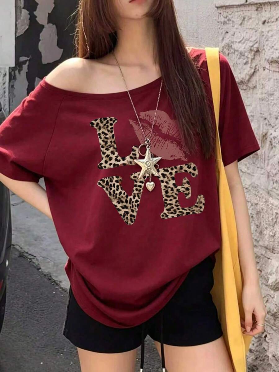 女款時尚露肩豹紋 LOVE 與嘴唇圖案 T-shirt,短袖聚酯纖維高彈性紅色休閒上衣,夏季款 - 紅色 - 查看 1