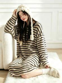 Bộ đồ ngủ mặc nhà nữ bằng nỉ flannel phong cách thường ngày, chủ đề Valentine, cổ tròn dễ thương, kẻ sọc phối màu tương phản, tay dài, váy ngủ choàng, đơn giản, dày dặn, cho mùa xuân thu đông, 1 món - Đen và trắng - Xem 3