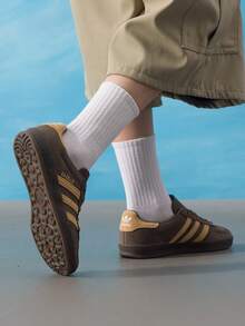 Adidas Originals 男女通用經典復古滑板鞋 GAZELLE INDOOR 透氣舒適低筒運動休閒鞋 JQ8386 - 貨物褐色/淺金色/白色 - 查看 5