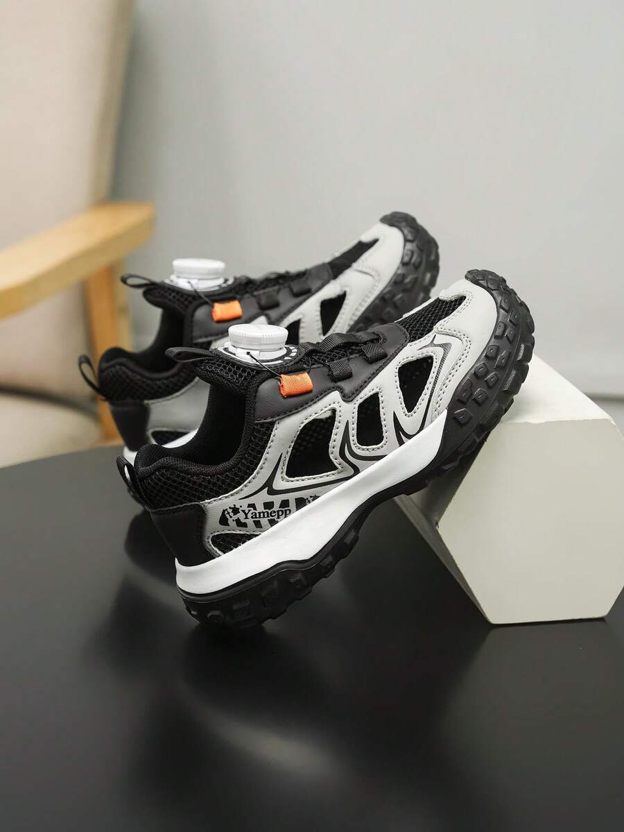 Giày sục thể thao ngoài trời cho trẻ em unisex, sandal đen thời trang phối màu đục lỗ, giày chơi bãi biển bảo vệ ngón chân, giày sneaker đế dày họa tiết chữ, khóa dán dễ xỏ/tháo