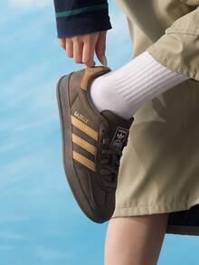 Adidas Originals 男女通用經典復古滑板鞋 GAZELLE INDOOR 透氣舒適低筒運動休閒鞋 JQ8386 - 貨物褐色/淺金色/白色 - 查看 4
