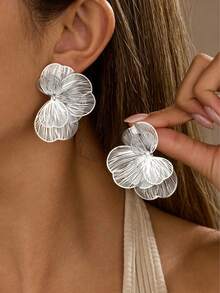 1 Pair Fashion Minimalist Hollow Metal Silver Flower Stud Earrings, Elegant Elegant Ear Jewelry, Suitable For Women's Daily Wear, Party, Date, Evening Banquet - Silver - View 1