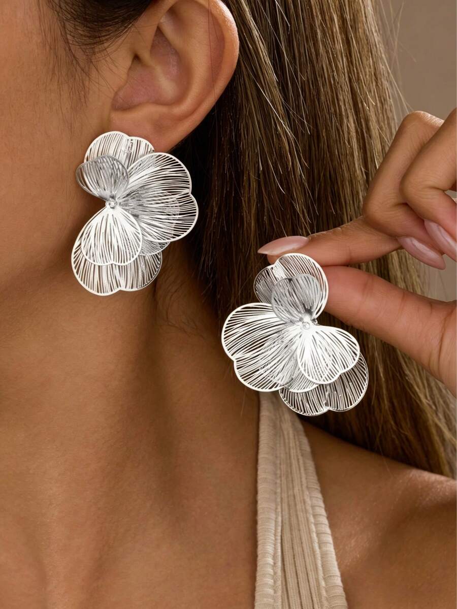 1 Pair Fashion Minimalist Hollow Metal Silver Flower Stud Earrings, Elegant Elegant Ear Jewelry, Suitable For Women's Daily Wear, Party, Date, Evening Banquet - Silver - View 1