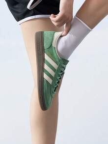 Adidas 男女通用經典休閒運動鞋 HANDBALL SPEZIAL 透氣舒適輕量復古訓練鞋 IG6192 - 綠/白 - 查看 4