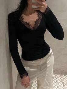 Blusa de mujer Unadoll negra con cuello en V, manga larga, patchwork de encaje, corte ajustado, top básico elegante casual - Negro - Ver 1