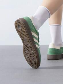 Adidas 男女通用經典休閒運動鞋 HANDBALL SPEZIAL 透氣舒適輕量復古訓練鞋 IG6192 - 綠/白 - 查看 5