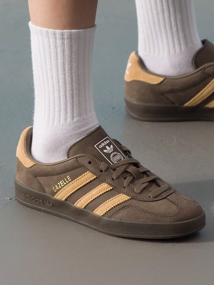 Adidas Originals 男女通用經典復古滑板鞋 GAZELLE INDOOR 透氣舒適低筒運動休閒鞋 JQ8386 - 貨物褐色/淺金色/白色 - 查看 1