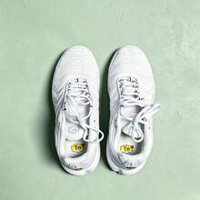 Classic White Retro Runners Featuring Signature Arch Overlay. Breathable Textile Keeps Feet Cool. Non-Slip Rubber Outsole. Women's Everyday Sneakers. - 白色 - 查看 1