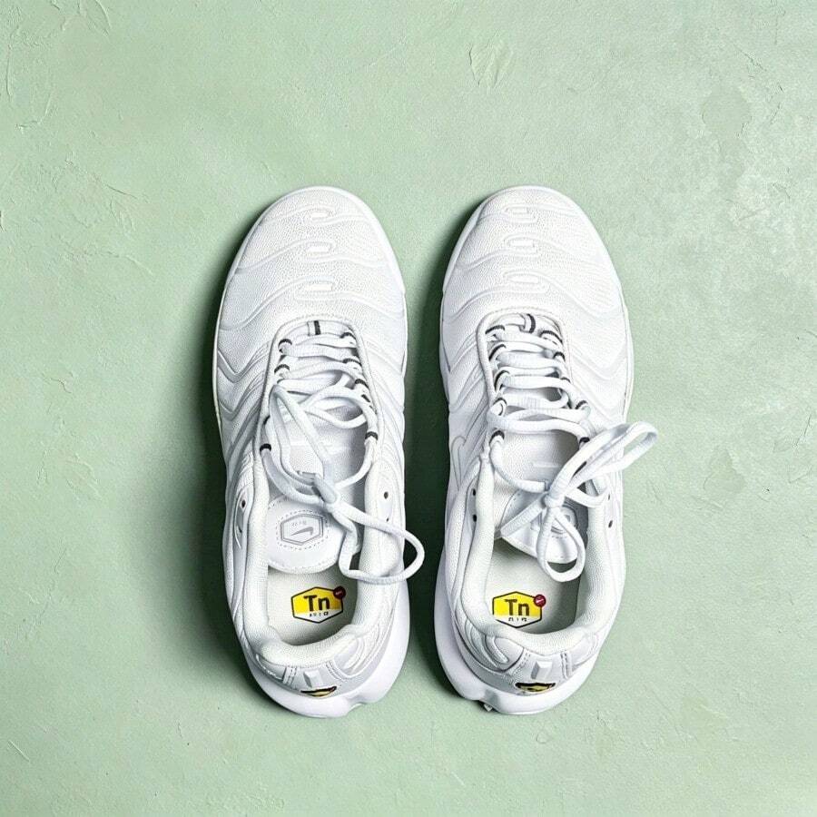 Classic White Retro Runners Featuring Signature Arch Overlay. Breathable Textile Keeps Feet Cool. Non-Slip Rubber Outsole. Women's Everyday Sneakers. - 白色 - 查看 1