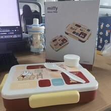 1 buah Kotak Makan Siang Persegi Panjang Miffy Leisure Time Asli, Kapasitas Besar 1000ml, Sempurna untuk Perjalanan Sehari-hari dan Kegiatan di Luar Ruangan, Hadiah yang Bagus untuk Keluarga dan Teman - MultiWarna - View 3