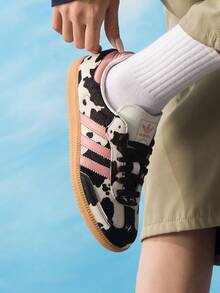 Adidas Originals 女款經典 Samba OG 低筒運動休閒運動鞋，輕量透氣、緩震舒適 KK2239 - 深棕色/奇蹟紫粉/白色 - 查看 9