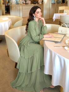 فستان نسائي جديد بلون موحد أنيق بياقة صغيرة واقفة وأكمام طويلة وتصميم كشكشة متعددة الطبقات عصري فاخر بتأثير تنحيف وقصة واسعة - أخضر - مشاهدة 2