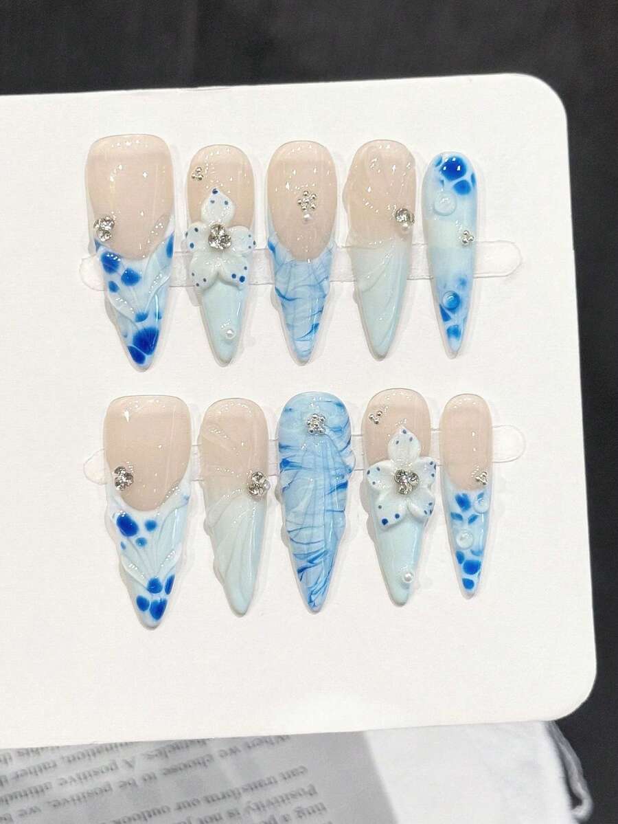10片手工長尖甲貼片式假指甲【藍色海洋瓷花】淺藍漸層水波紋雕花歐式手工假指甲，適合女性日常配戴、派對與宴會