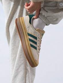 Adidas Originals 女款經典低筒運動鞋 GAZELLE BOLD W 輕量舒適透氣休閒運動鞋 ID7056 - 乳白/深綠/棕褐色 - 查看 4
