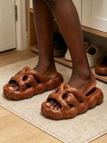 GAISIMA Men's Faux Tree Root Texture Hollow Out Sandals, Unisex Y2K Street Style Thick Sole Non-Slip Slippers, Suitable For Summer Beach Indoor/Outdoor Daily Wear - Brown - View 3