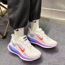 Nike Sepatu lari wanita low-top VOMERO 18 terbaru yang empuk dan nyaman. - Putih/Biru-ungu - View 8