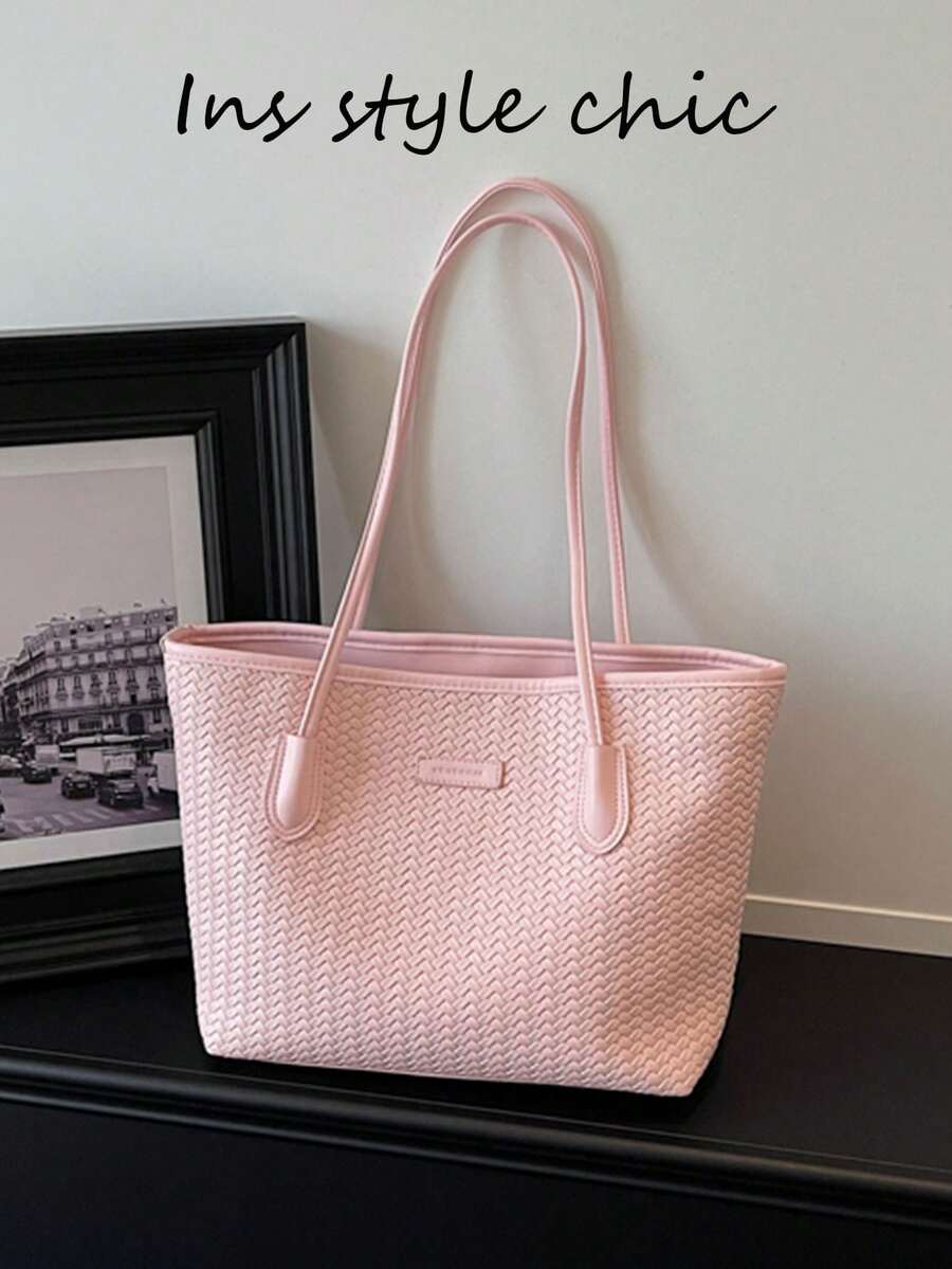 Sac fourre-tout minimaliste et élégant, corps à texture tissée fine avec bandoulière allongée, décoré d'une petite plaque logo. Design épuré à ouverture supérieure pour un accès facile aux articles personnels, intérieur spacieux, convient pour les trajets quotidiens et un style polyvalent