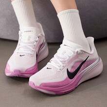 Nike Sepatu lari luar ruangan wanita Pegasus 42 musiman terbaru. Pegasus 42 sepatu lari jalan raya dengan bantalan empuk untuk latihan. - ungu muda/putih-hitam - View 4