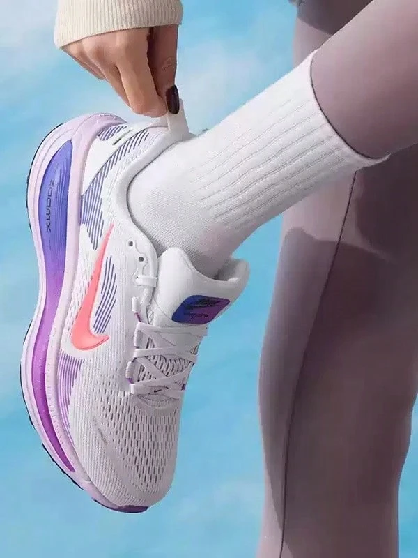 Nike Sepatu lari wanita low-top VOMERO 18 terbaru yang empuk dan nyaman. - Putih/Biru-ungu - View 1