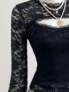 Temptaria Áo lớp trong nữ mùa thu màu đen ren rỗng, tay dài loe ôm sát xuyên thấu, áo blouse mặc trong cho trang phục Halloween mùa thu - màu đen - Xem 4