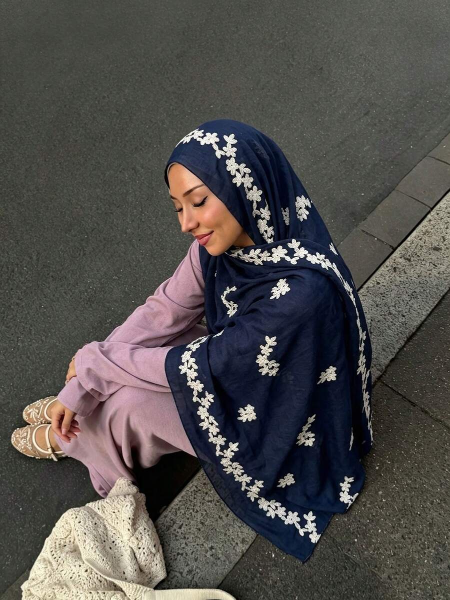 1件女款時尚純色刺繡圍巾頭巾，適合日常休閒穿著