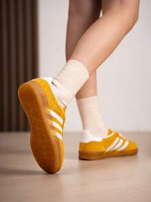Adidas Originals 女款經典復古滑板鞋 GAZELLE INDOOR W，舒適透氣輕量極簡運動休閒鞋 KH6037 - 質感黃/白/金 - 查看 5