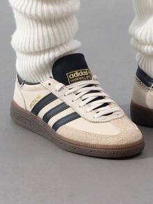 Adidas Originals 女款經典低筒復古運動鞋 HANDBALL SPEZIAL W 輕量舒適透氣休閒運動鞋 IE3698 - 米黃色/黑色 - 查看 2