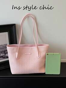 Sac fourre-tout minimaliste et élégant, corps à texture tissée fine avec bandoulière allongée, décoré d'une petite plaque logo. Design épuré à ouverture supérieure pour un accès facile aux articles personnels, intérieur spacieux, convient pour les trajets quotidiens et un style polyvalent - Rose bonbon - Voir 4