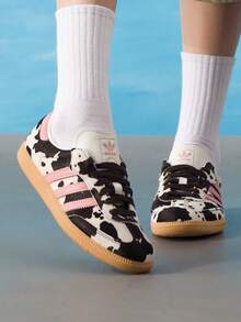 Adidas Originals 女款經典 Samba OG 低筒運動休閒運動鞋，輕量透氣、緩震舒適 KK2239 - 深棕色/奇蹟紫粉/白色 - 查看 8
