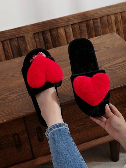 Pantuflas de casa para mujer de otoño/invierno, material de piel sintética cálida, decoración de corazón rojo, correa cruzada, punta abierta, suela plana, color negro, pantuflas de peluche navideñas