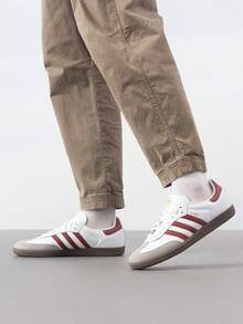 Adidas Originals 男女款低筒經典滑板鞋 SAMBA OG，輕量透氣舒適運動休閒鞋 JH8798 - 白/紅 - 查看 2