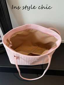 Sac fourre-tout minimaliste et élégant, corps à texture tissée fine avec bandoulière allongée, décoré d'une petite plaque logo. Design épuré à ouverture supérieure pour un accès facile aux articles personnels, intérieur spacieux, convient pour les trajets quotidiens et un style polyvalent - Rose bonbon - Voir 5